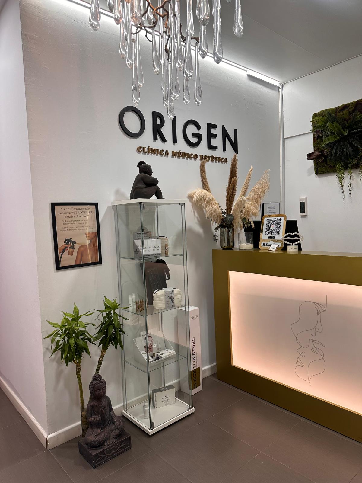 Recepción de ORIGEN en Císcar 30, con el logotipo y el mostrador dorado